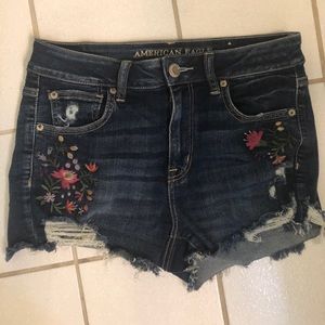 Jean shorts with embroidered flowers